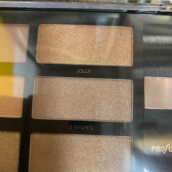 9 shade Highlights palette and brush - Picture 8 of 10